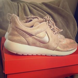 Nike Roshe Grey Gold Sneakers Gem